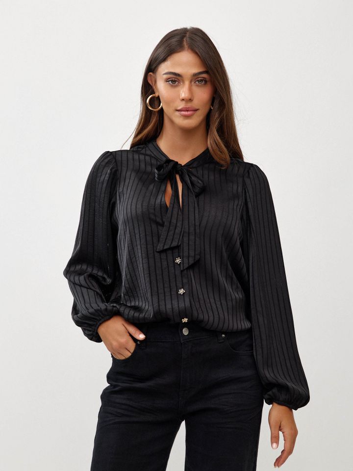 חולצה קשירה עניבה