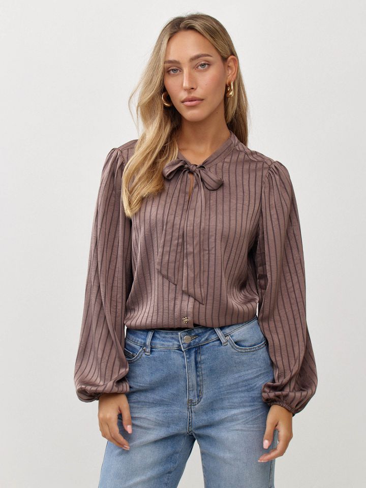 חולצה קשירה עניבה