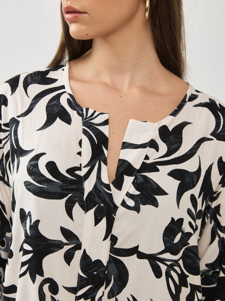 חולצה וי כפתורים