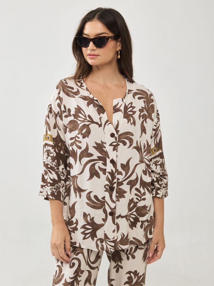 חולצה וי כפתורים