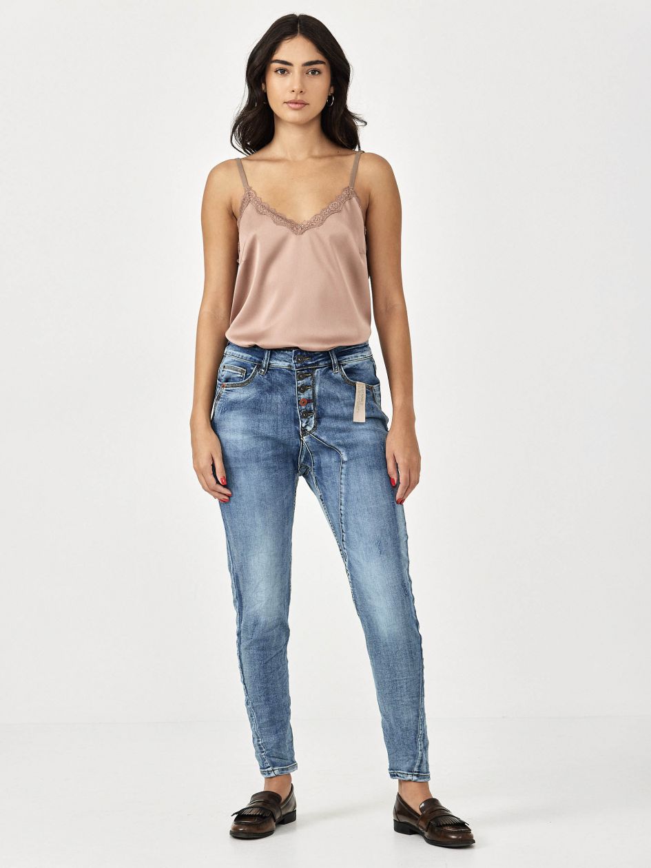 מכנסי ג’ינס תיפורים