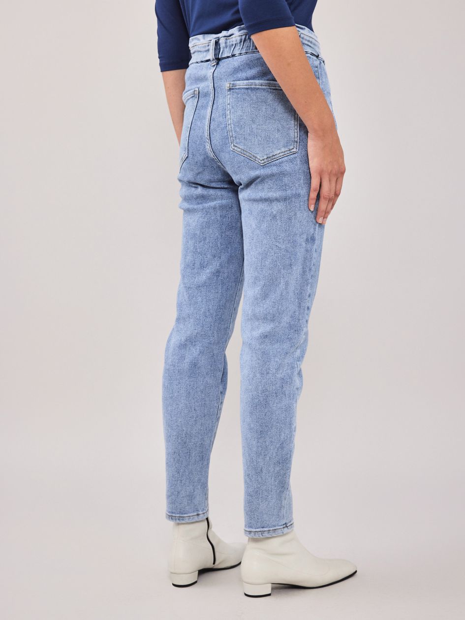 ג’ינס מאם בהיר