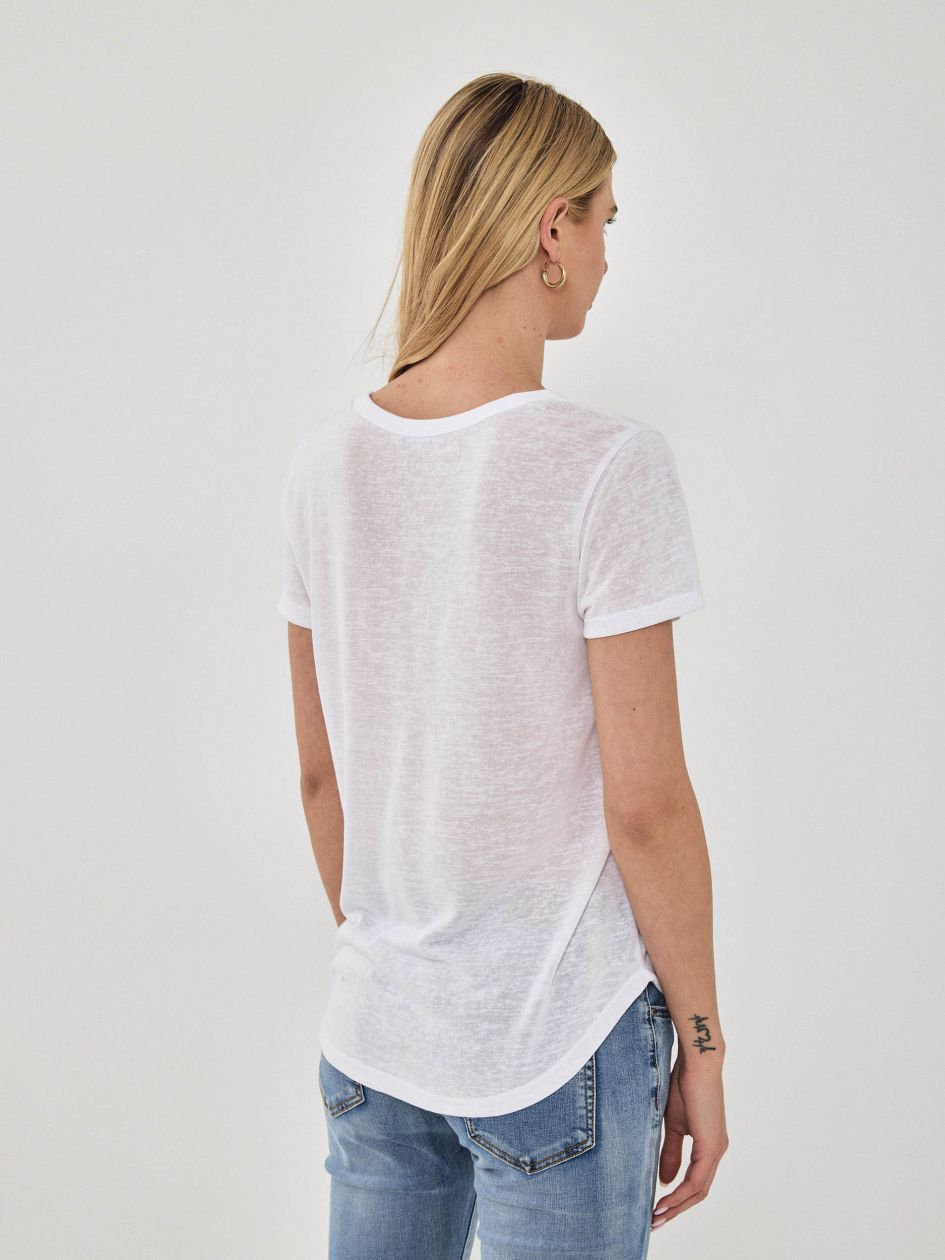 חולצה וי שרוול קצר