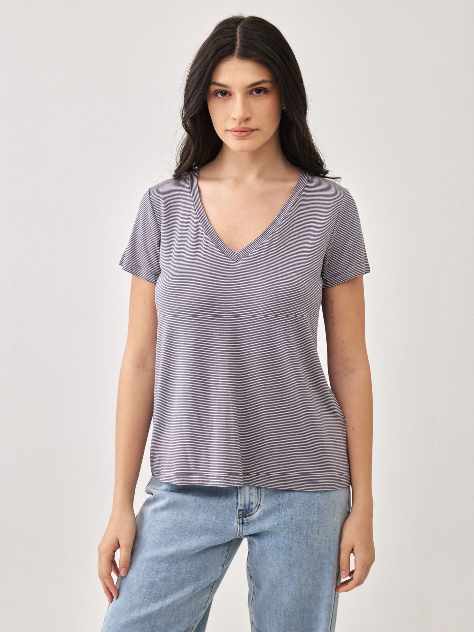 חולצה וי שרוול קצר