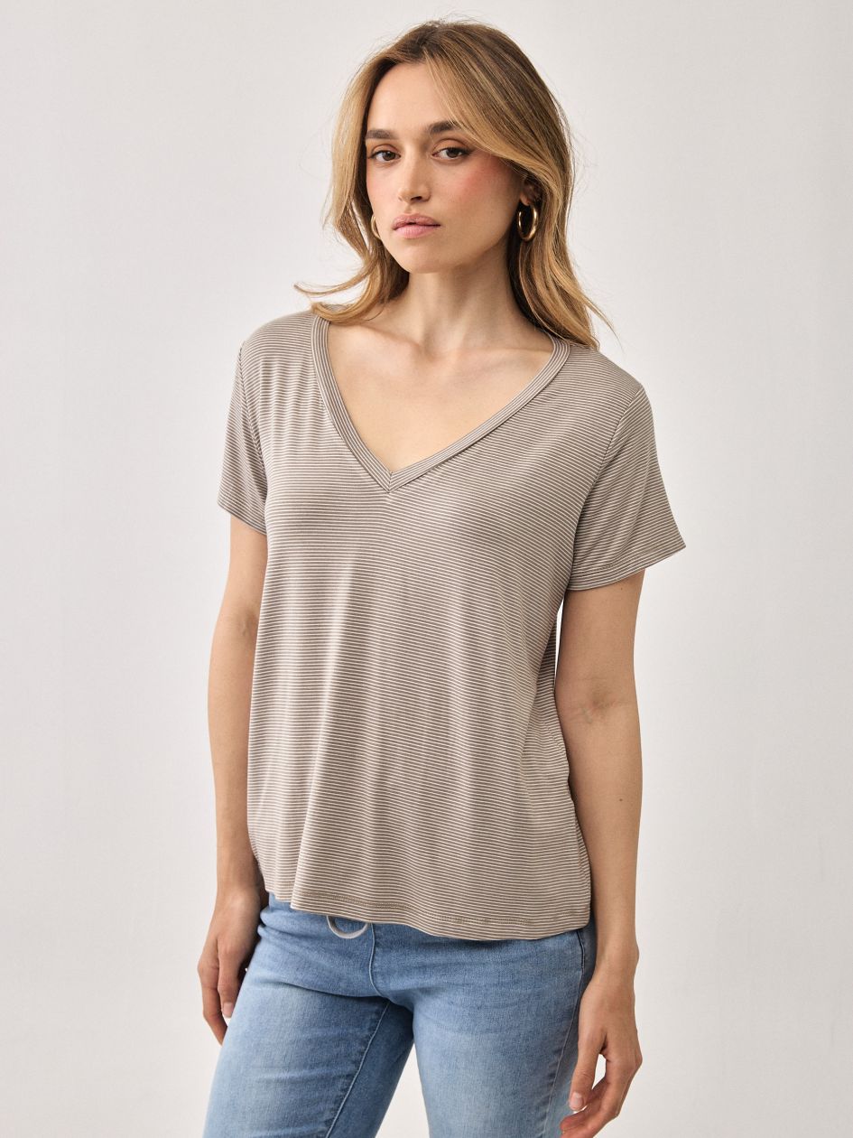 חולצה וי שרוול קצר