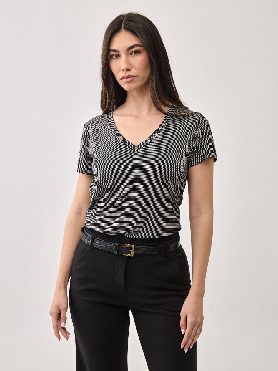 חולצה וי שרוול קצר