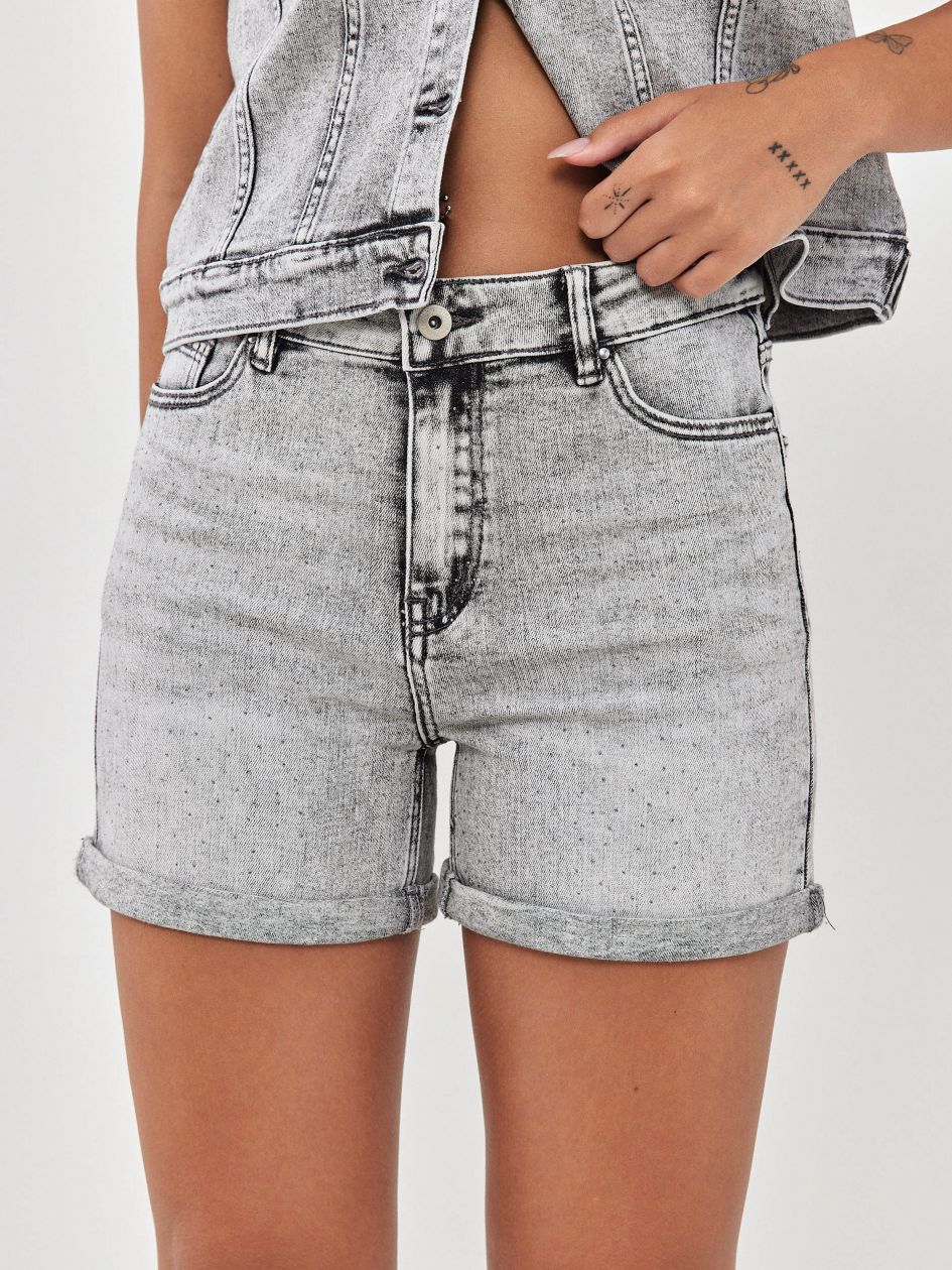 שורט ג`ינס אבנים