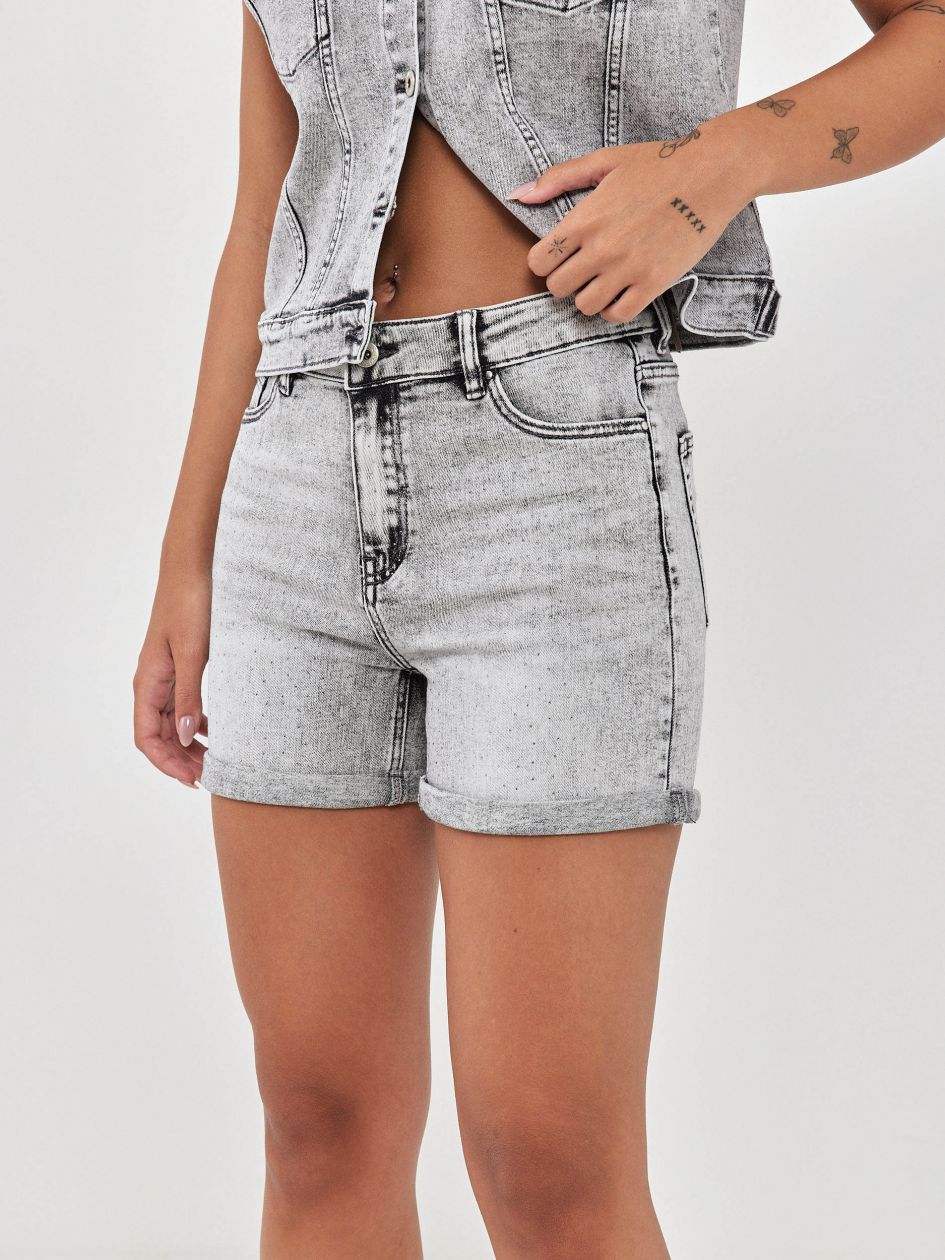 שורט ג`ינס אבנים