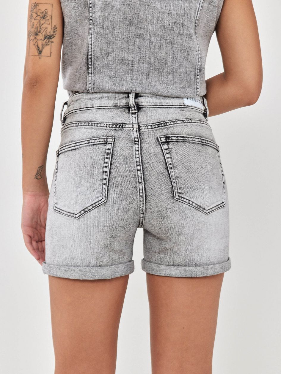 שורט ג`ינס אבנים