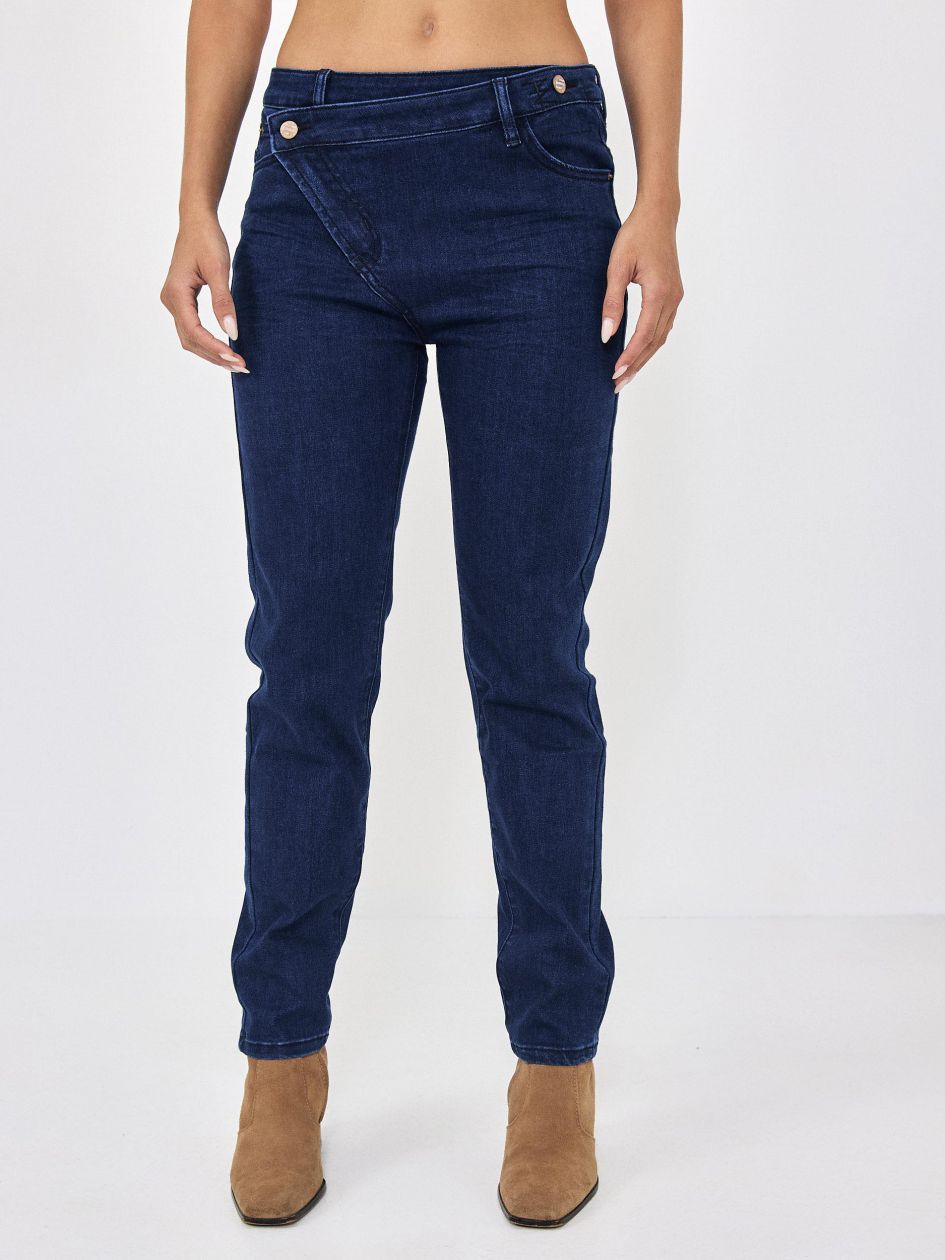 מכנסי ג’ינס א-סימטרי