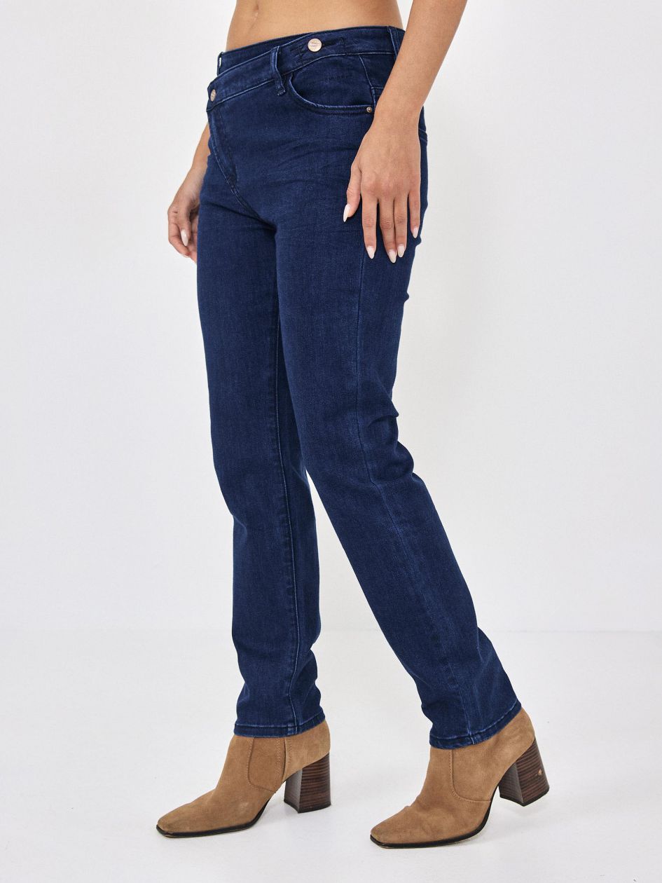 מכנסי ג’ינס א-סימטרי