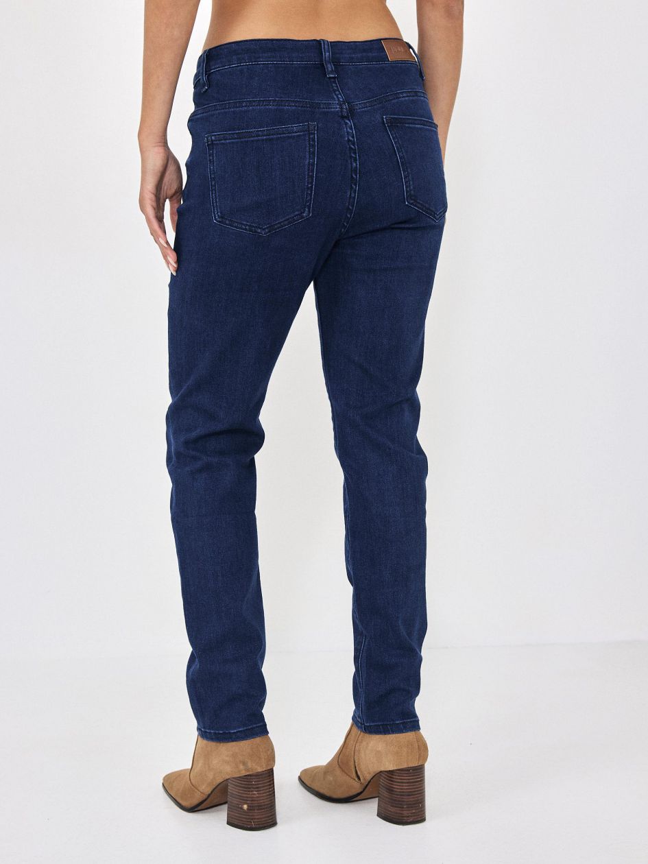 מכנסי ג’ינס א-סימטרי