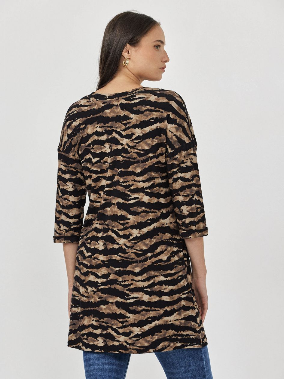 חולצת טוניקה וי