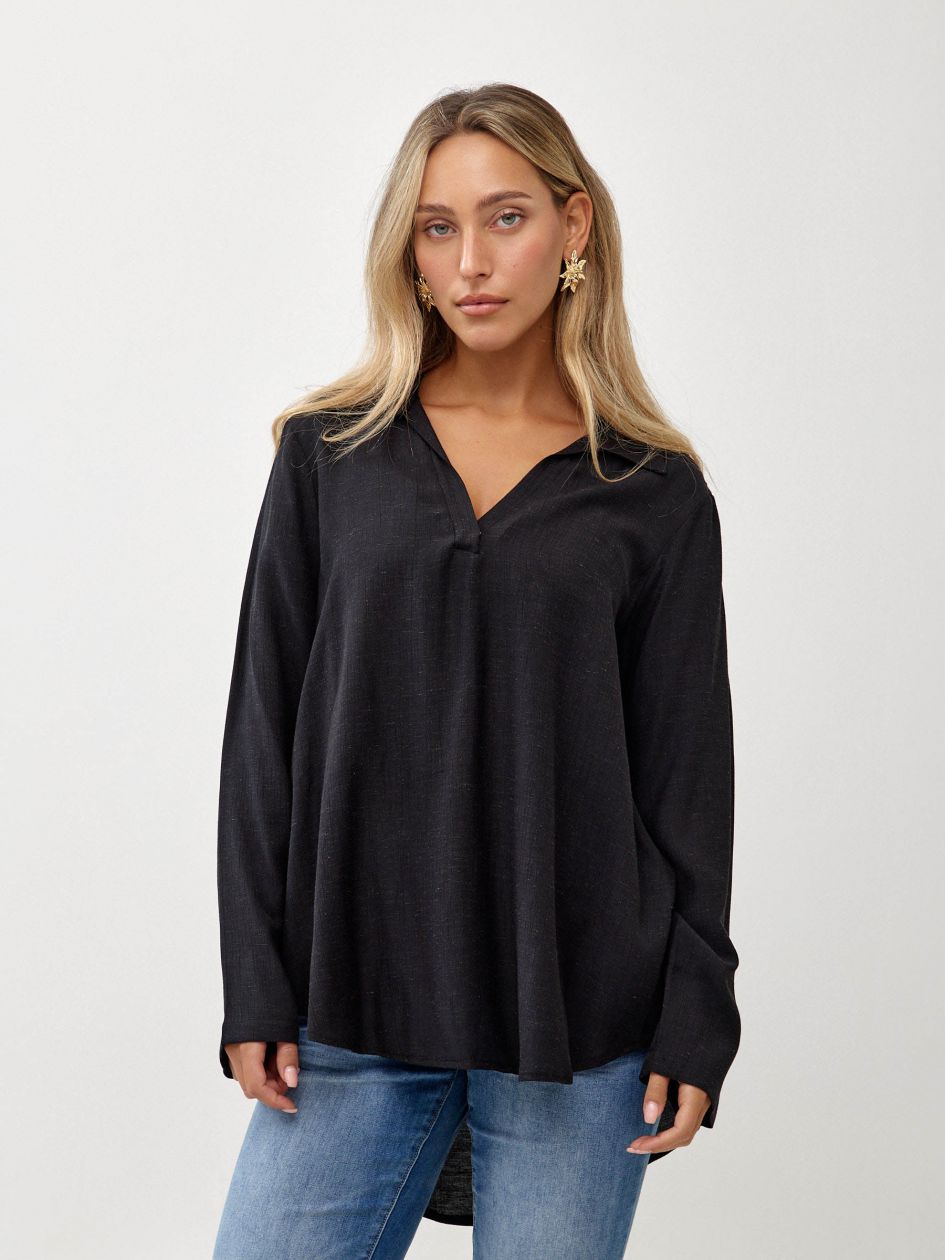 חולצה אריג צווארון וי