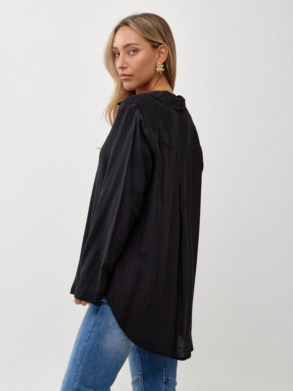 חולצה אריג צווארון וי