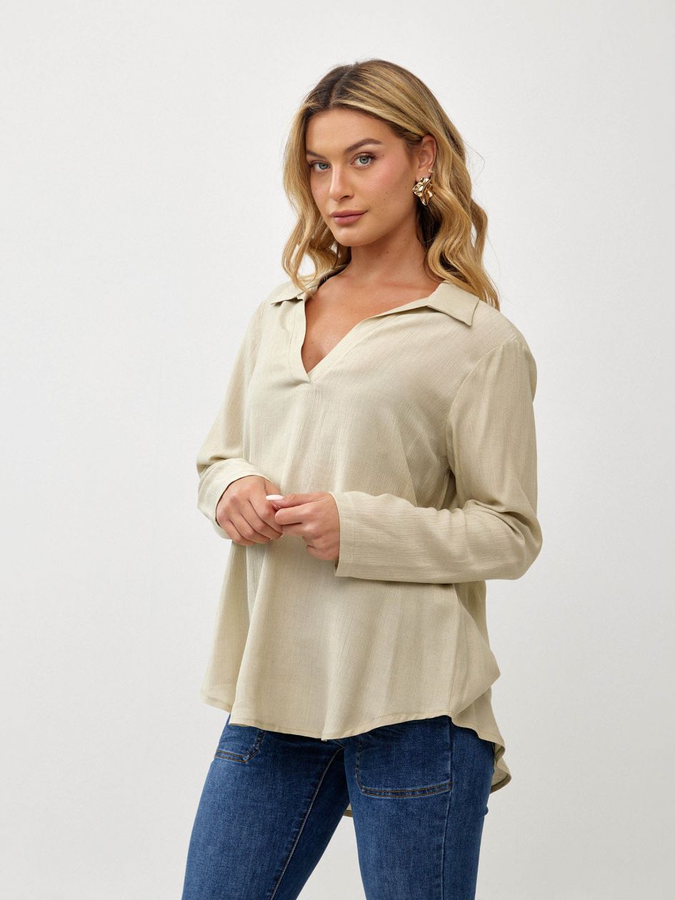 חולצה אריג צווארון וי