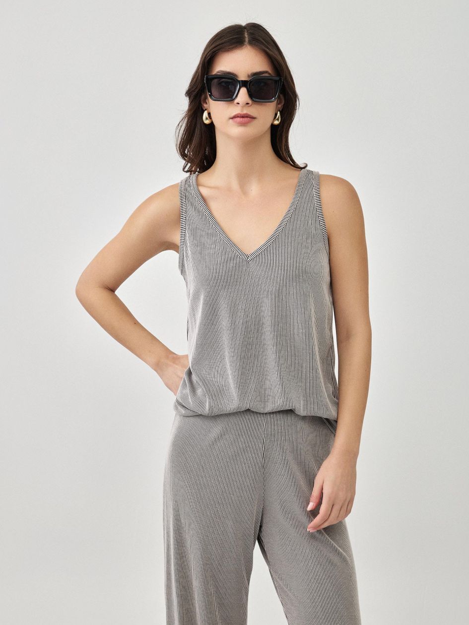 גופיה וי ריב מודל פסים