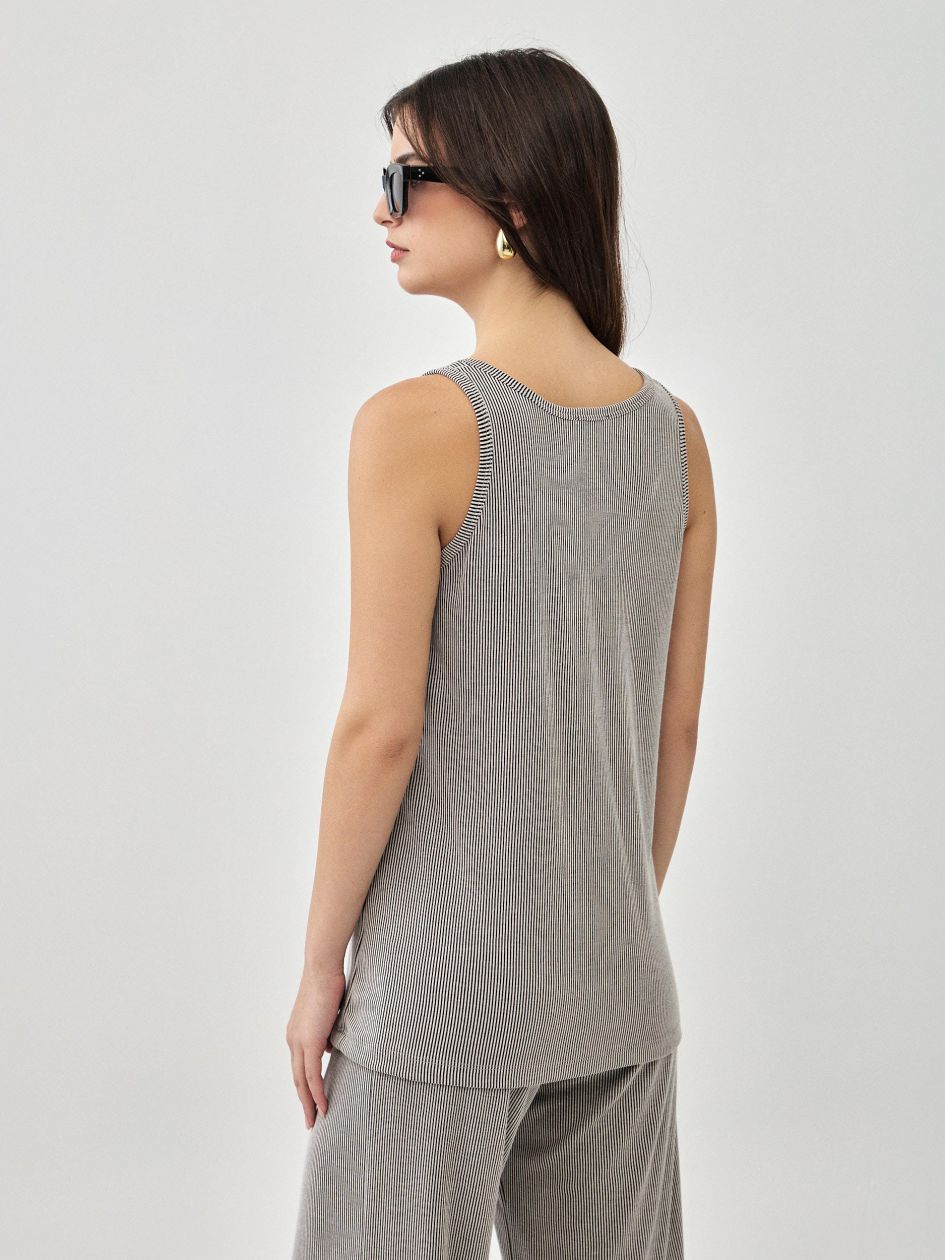 גופיה וי ריב מודל פסים