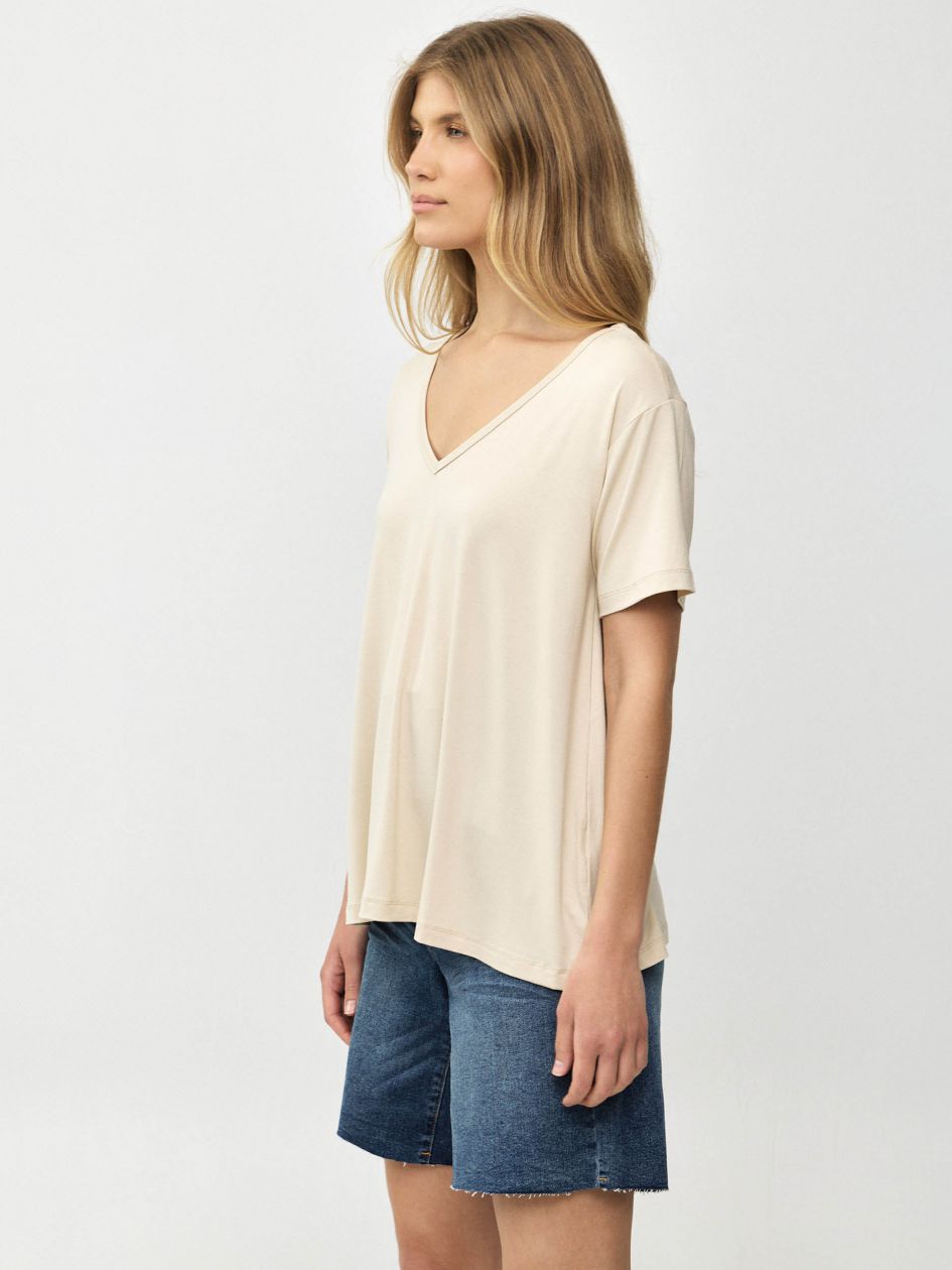 חולצה וי סימפוניה