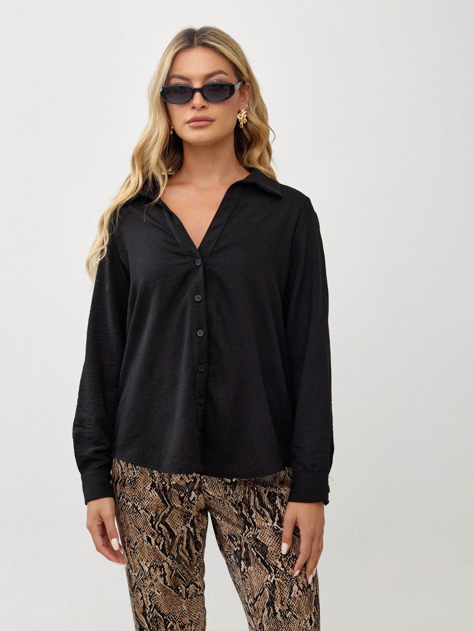 חולצה צווארון וי