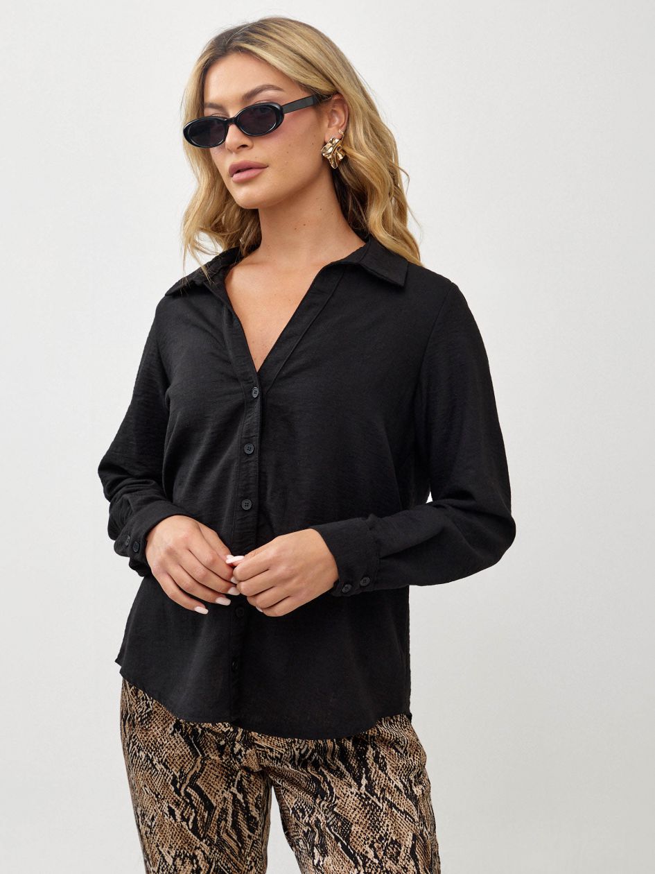 חולצה צווארון וי