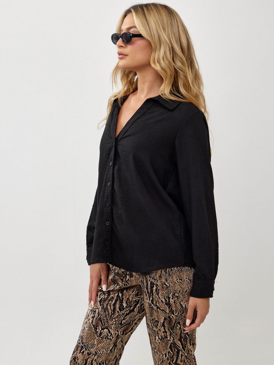 חולצה צווארון וי