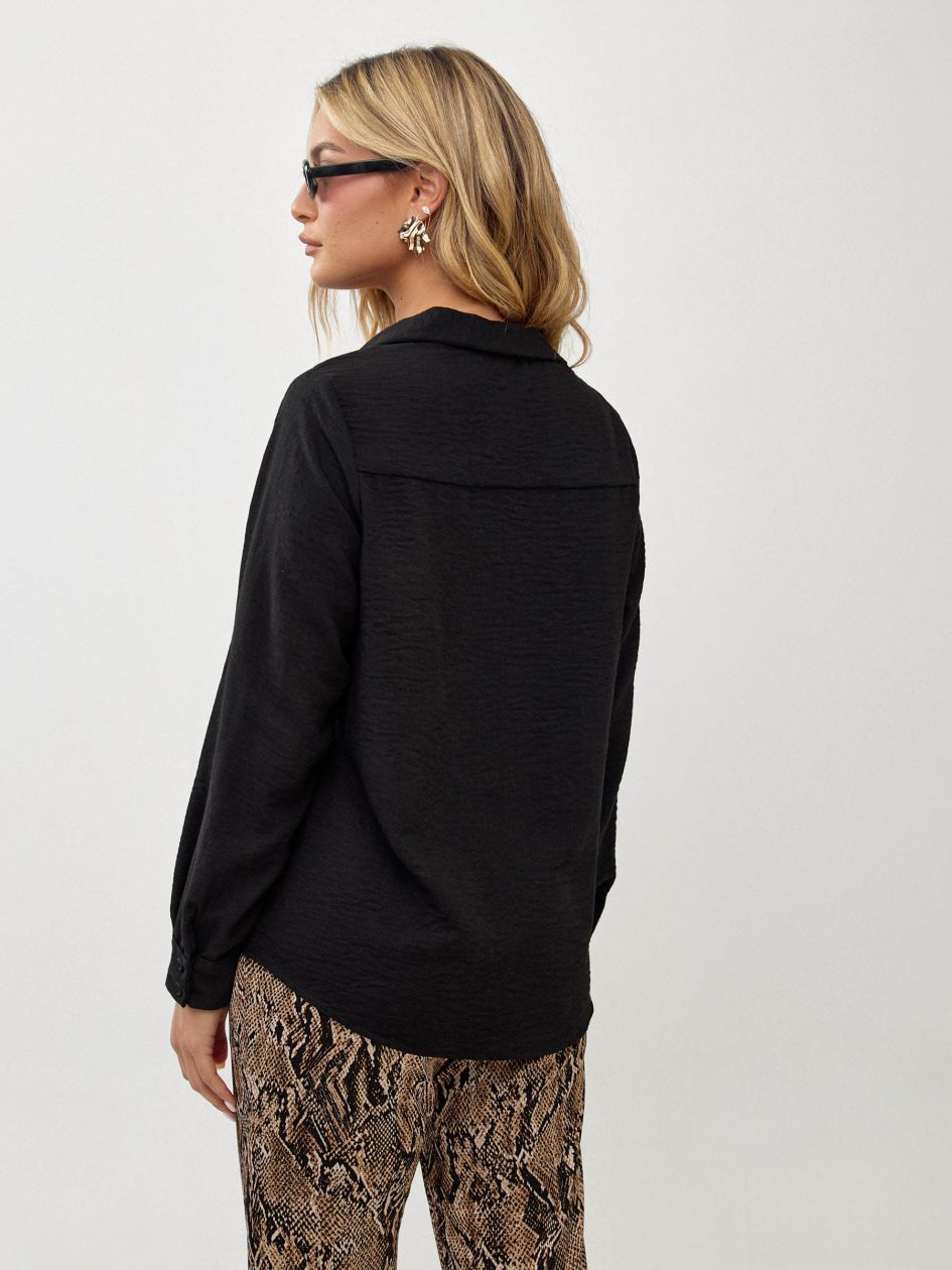 חולצה צווארון וי