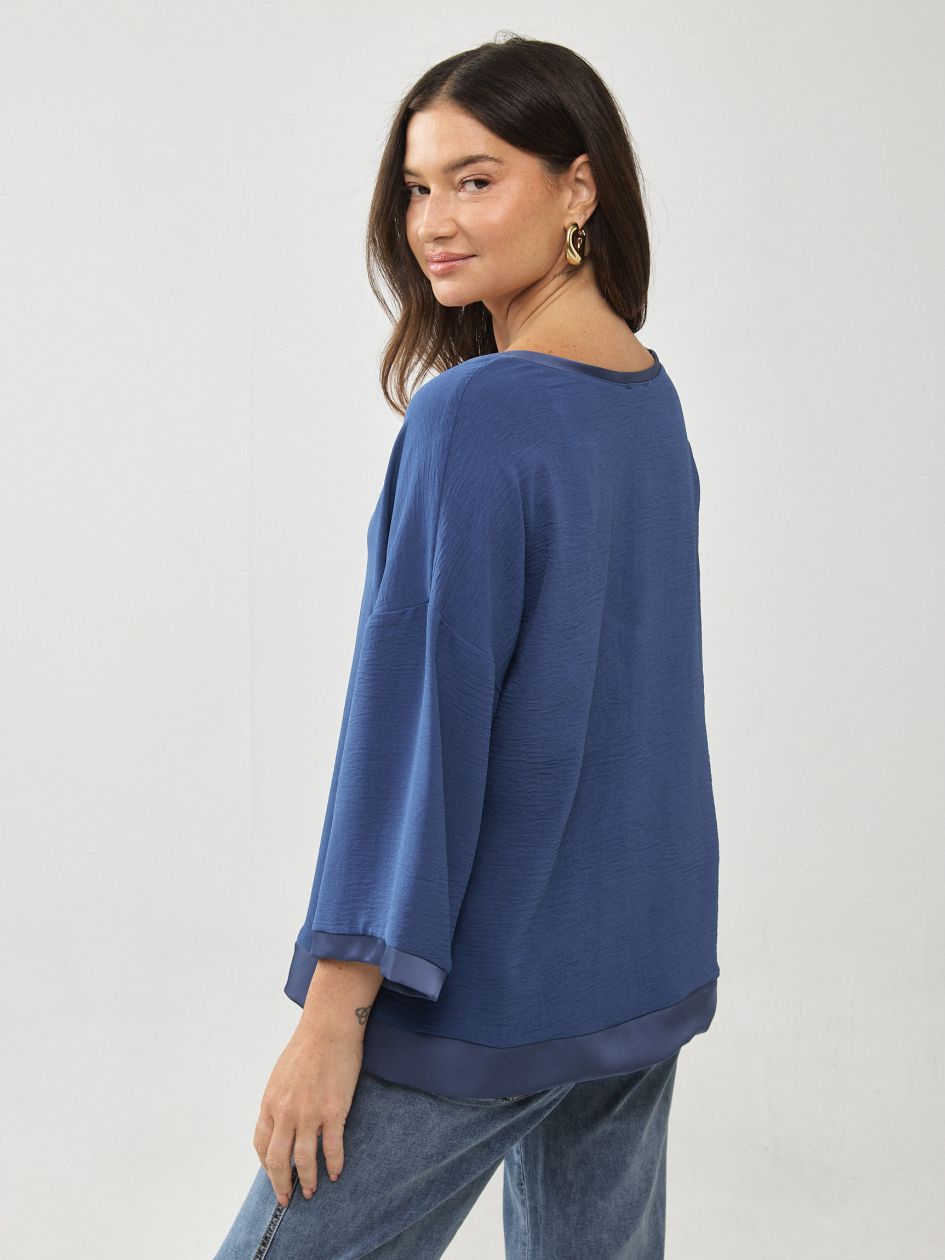 חולצה וי שילוב סאטן