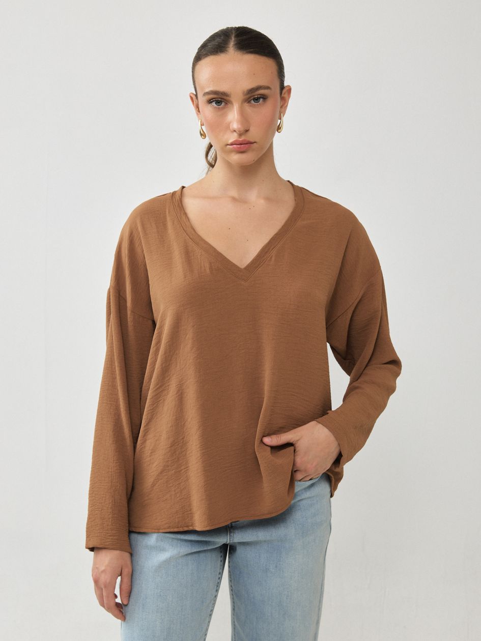 חולצה אריג וי