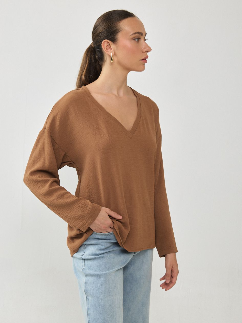 חולצה אריג וי