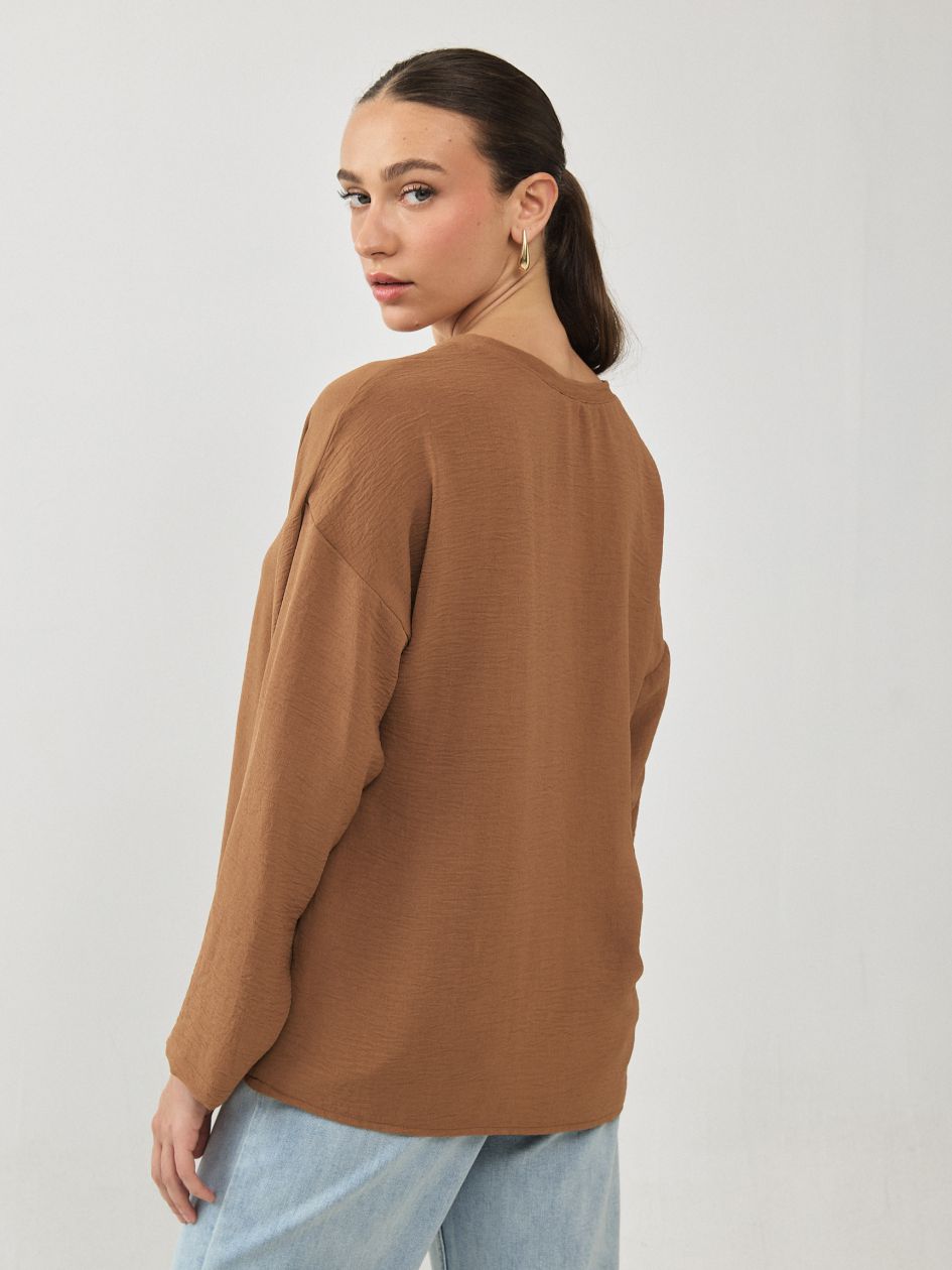 חולצה אריג וי