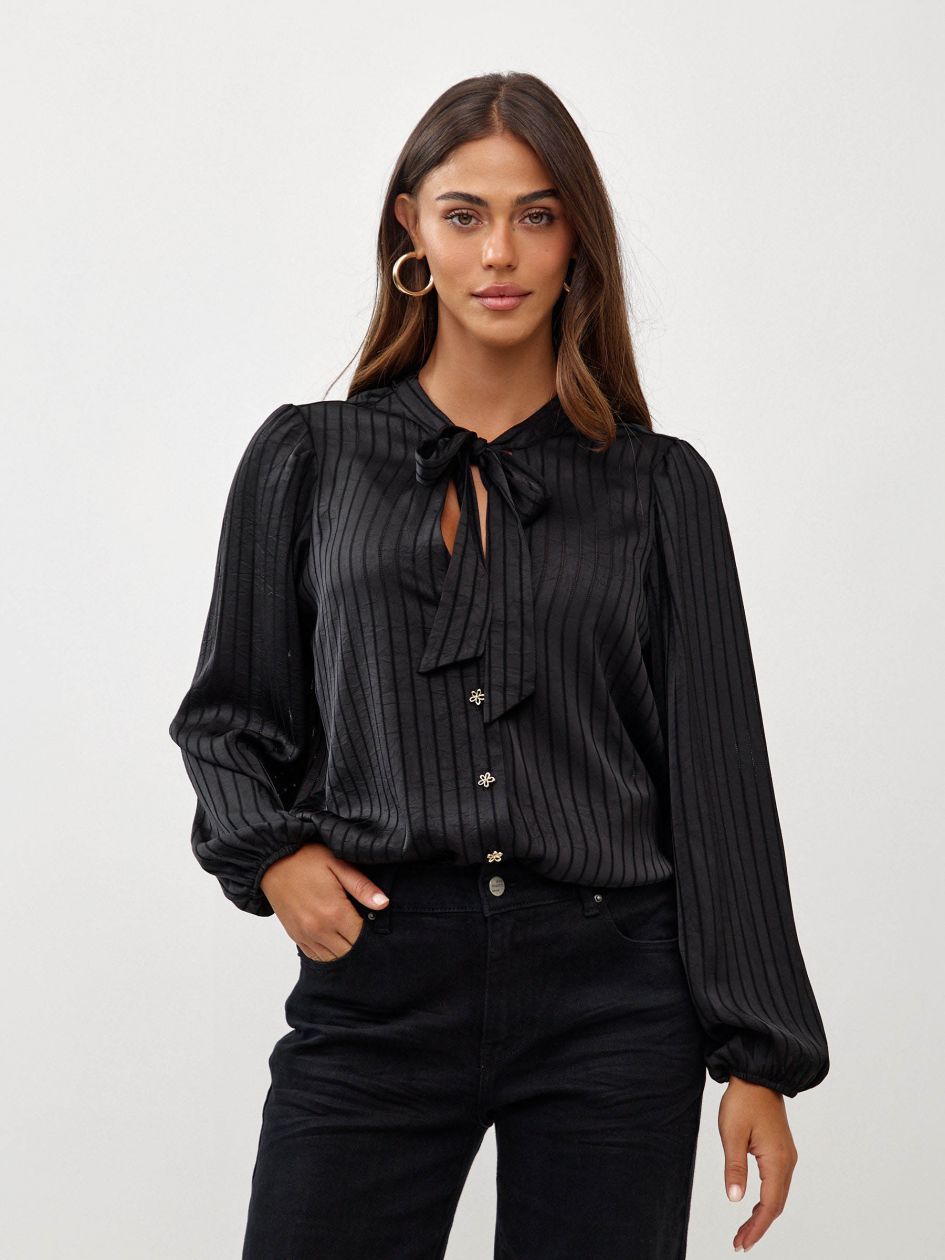 חולצה קשירה עניבה