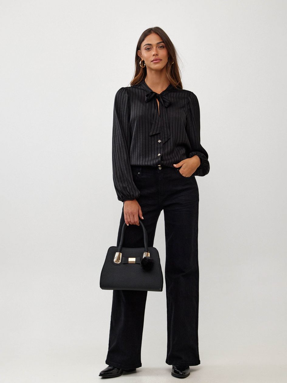 חולצה קשירה עניבה