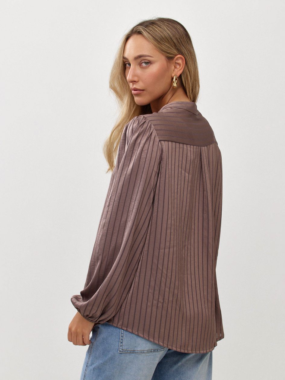 חולצה קשירה עניבה