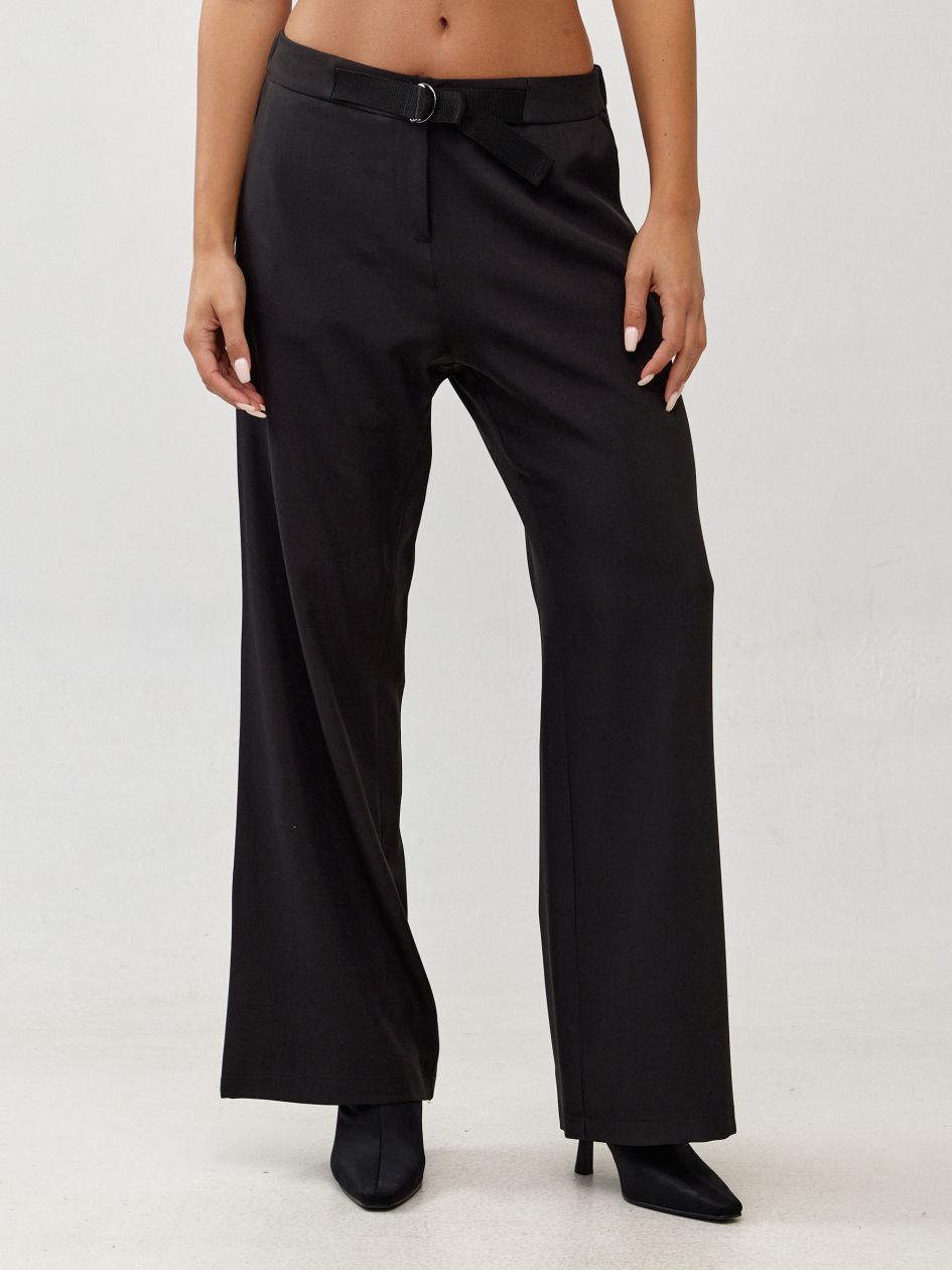 מכנסיים חגורה עם אבזם