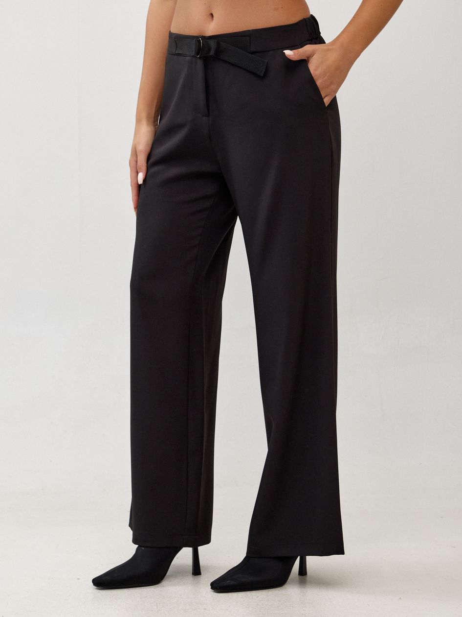 מכנסיים חגורה עם אבזם