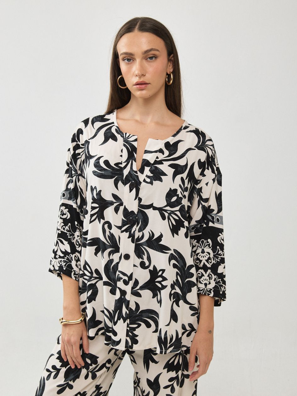 חולצה וי כפתורים