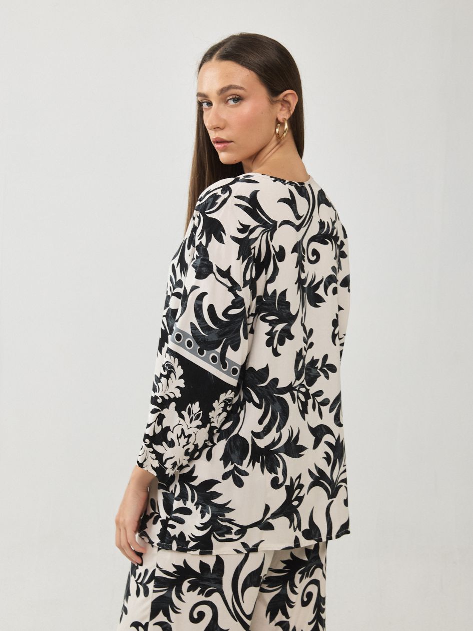 חולצה וי כפתורים