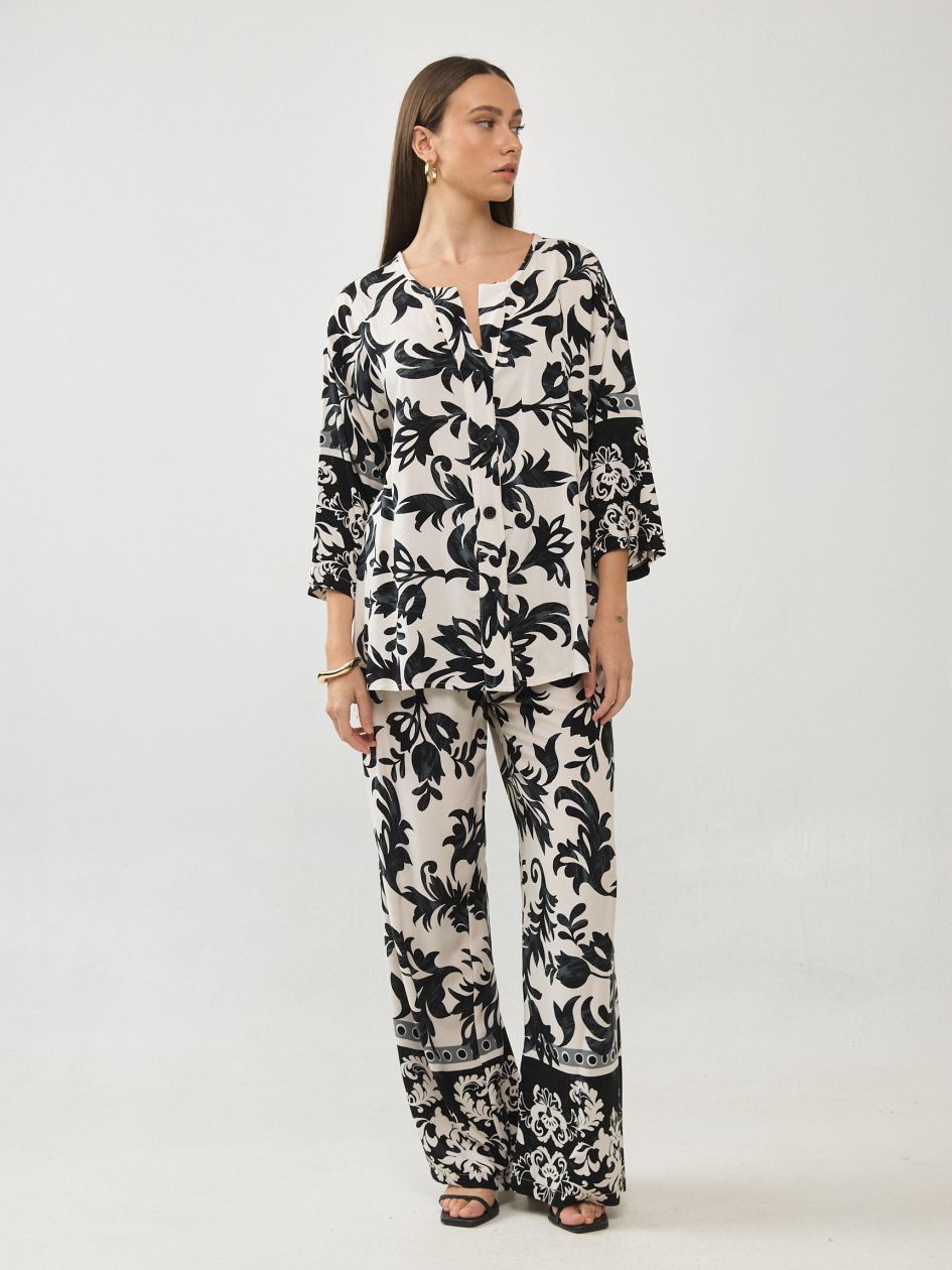 חולצה וי כפתורים