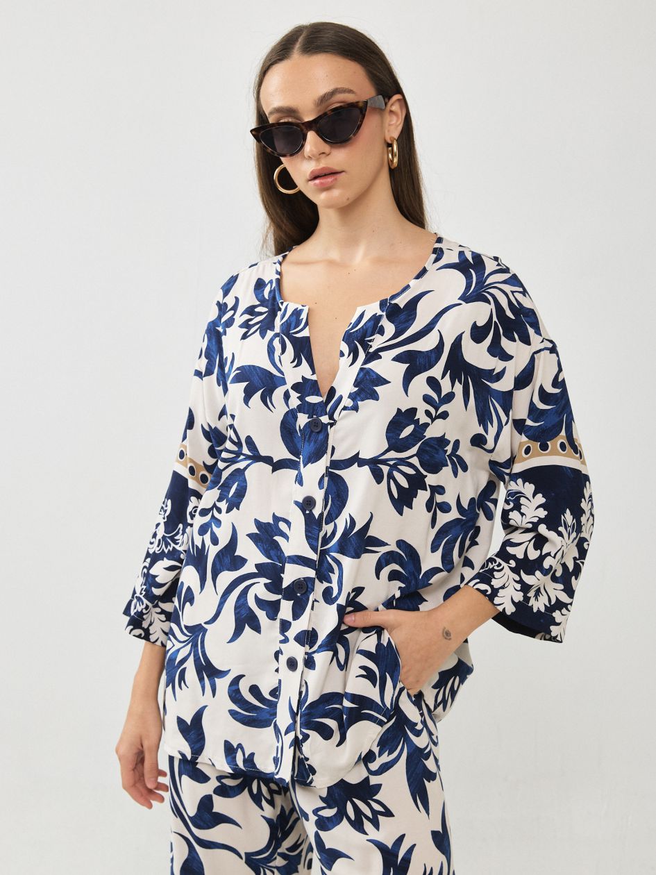 חולצה וי כפתורים