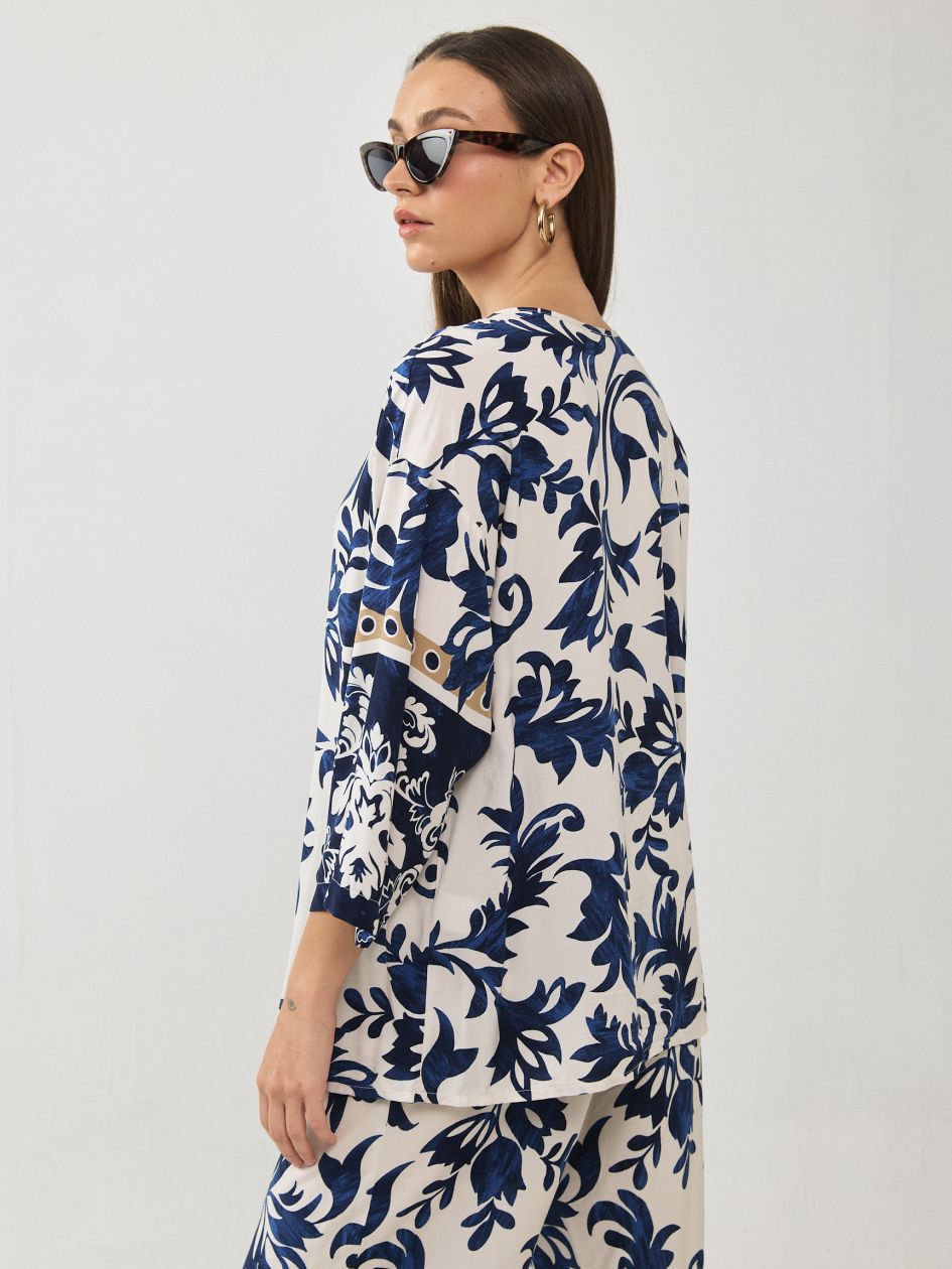 חולצה וי כפתורים