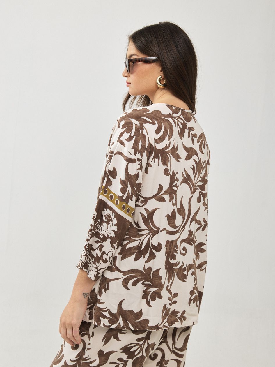 חולצה וי כפתורים