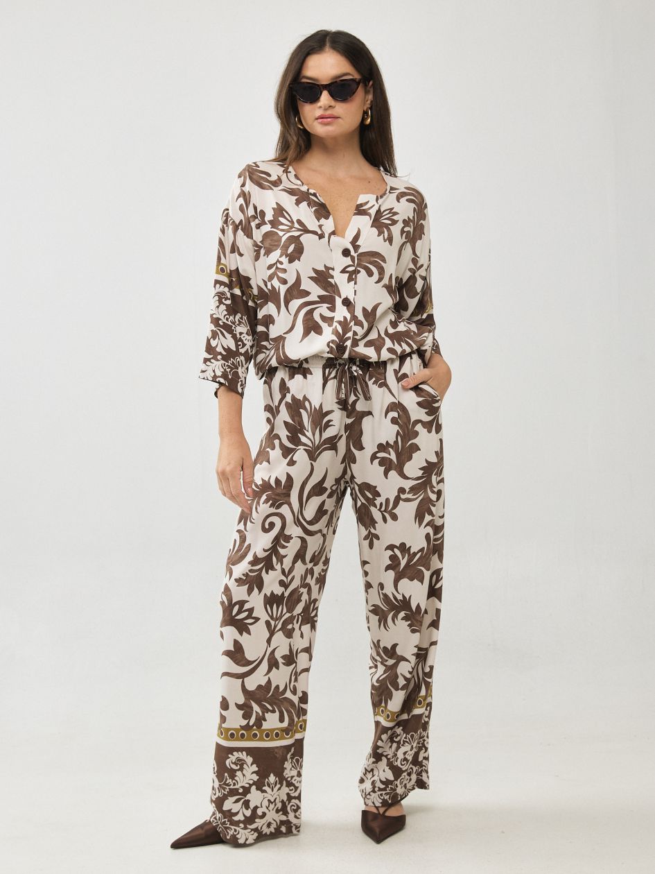 חולצה וי כפתורים