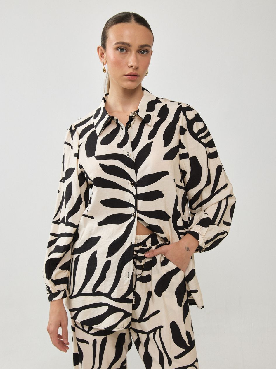 חולצה צווארון אריג מודפס