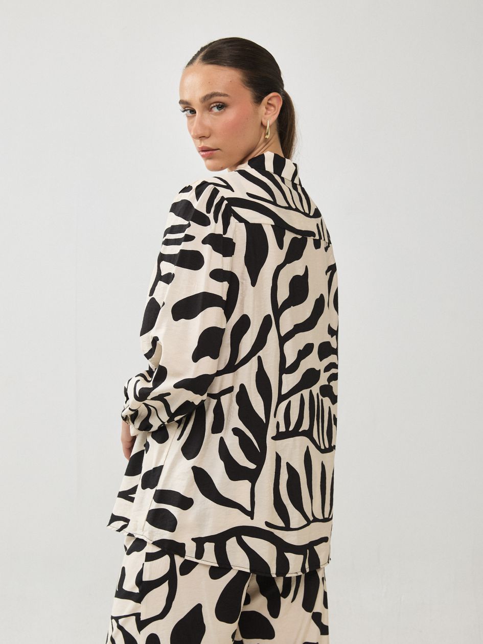 חולצה צווארון אריג מודפס