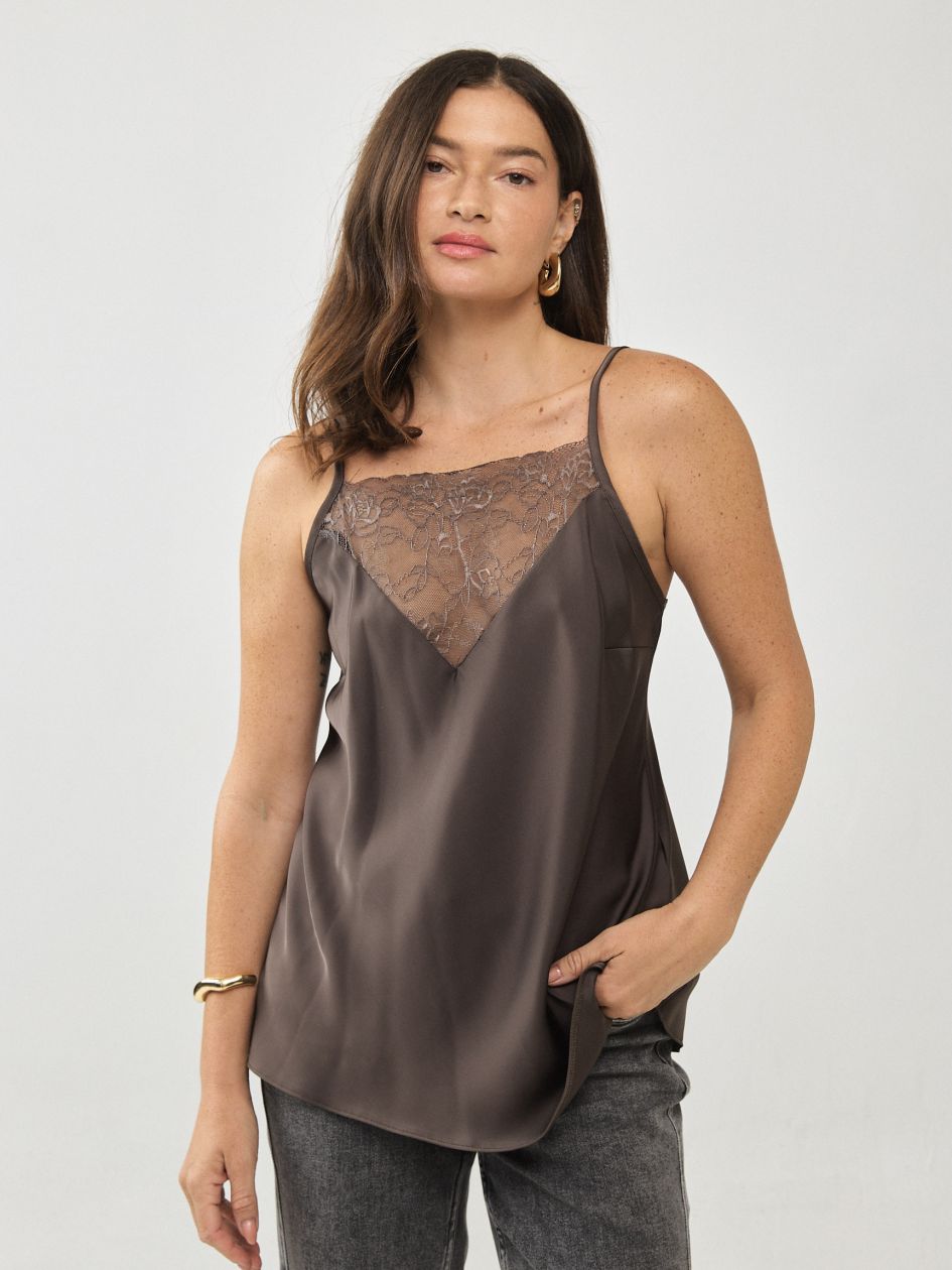 גופיה תחרה קדימה