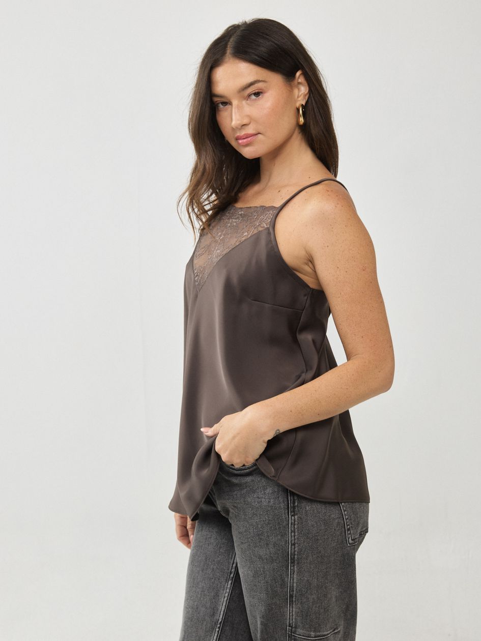 גופיה תחרה קדימה