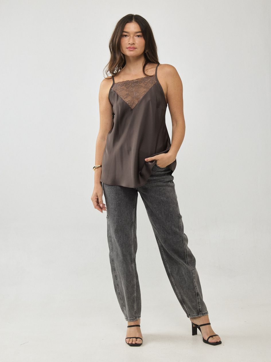 גופיה תחרה קדימה