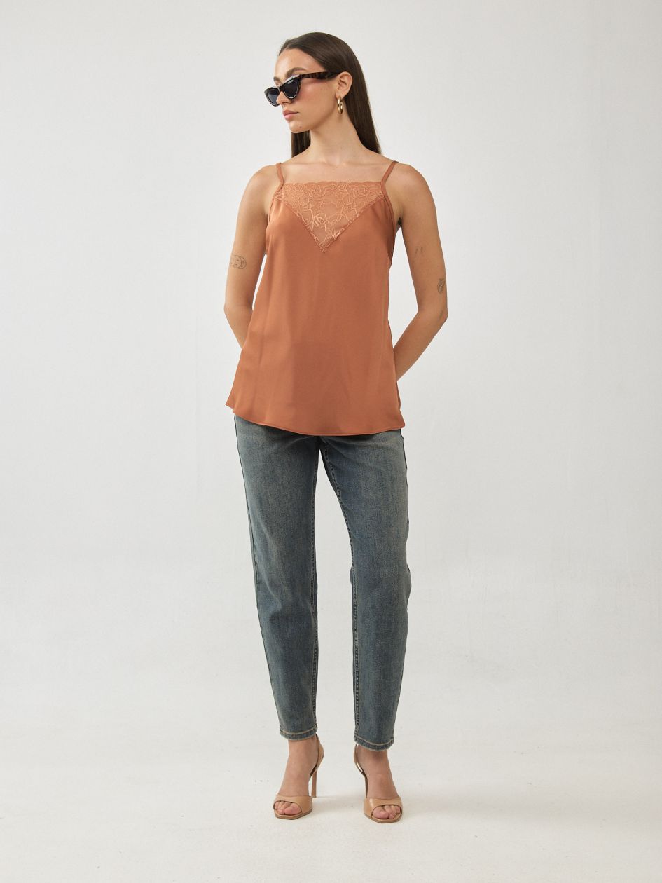 גופיה תחרה קדימה