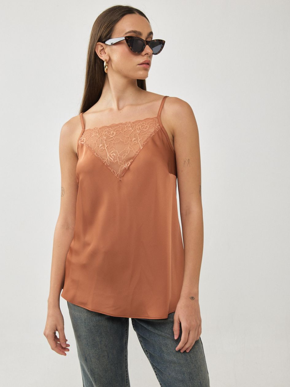 גופיה תחרה קדימה